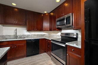 Torrey Pines Village in San Diego, CA - Foto de edificio - Building Photo