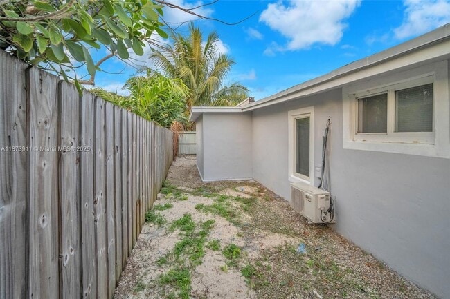 2372 NW 34th St in Miami, FL - Building Photo - Building Photo