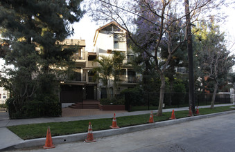 8780 Shoreham Dr in West Hollywood, CA - Building Photo - Building Photo