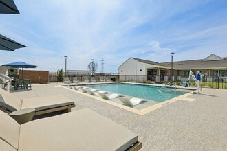 YardHomes Trailside in Pflugerville, TX - Foto de edificio - Building Photo