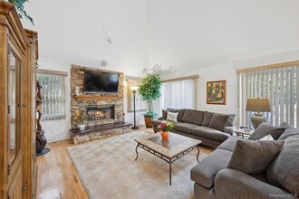 126 Malloy Dr in East Quogue, NY - Building Photo - Building Photo