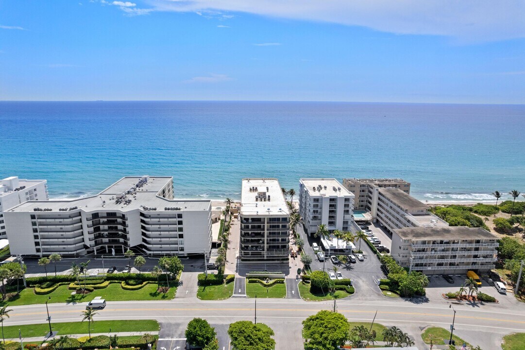 4000 S Ocean Blvd in South Palm Beach, FL - Building Photo