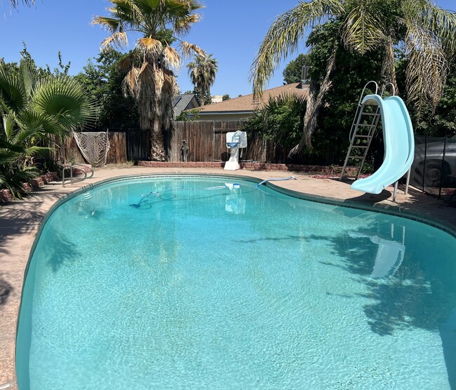 property at 905 Charter Oaks Ct