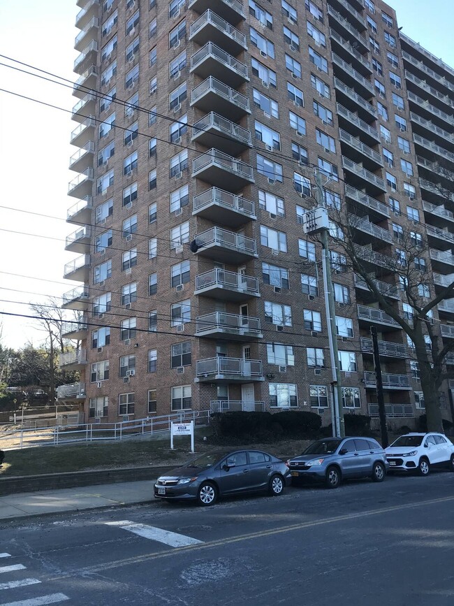 700 Victory Blvd in Staten Island, NY - Building Photo - Building Photo