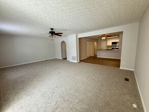 390 Golden Valley Dr in Pataskala, OH - Building Photo - Building Photo