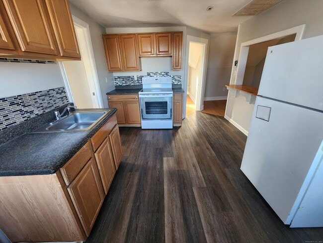 100 Rhodes St in New Britain, CT - Building Photo - Building Photo