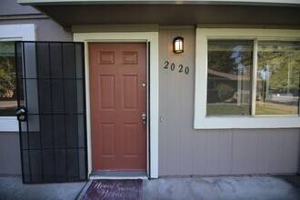 2020 W Steele Ln in Santa Rosa, CA - Building Photo - Building Photo