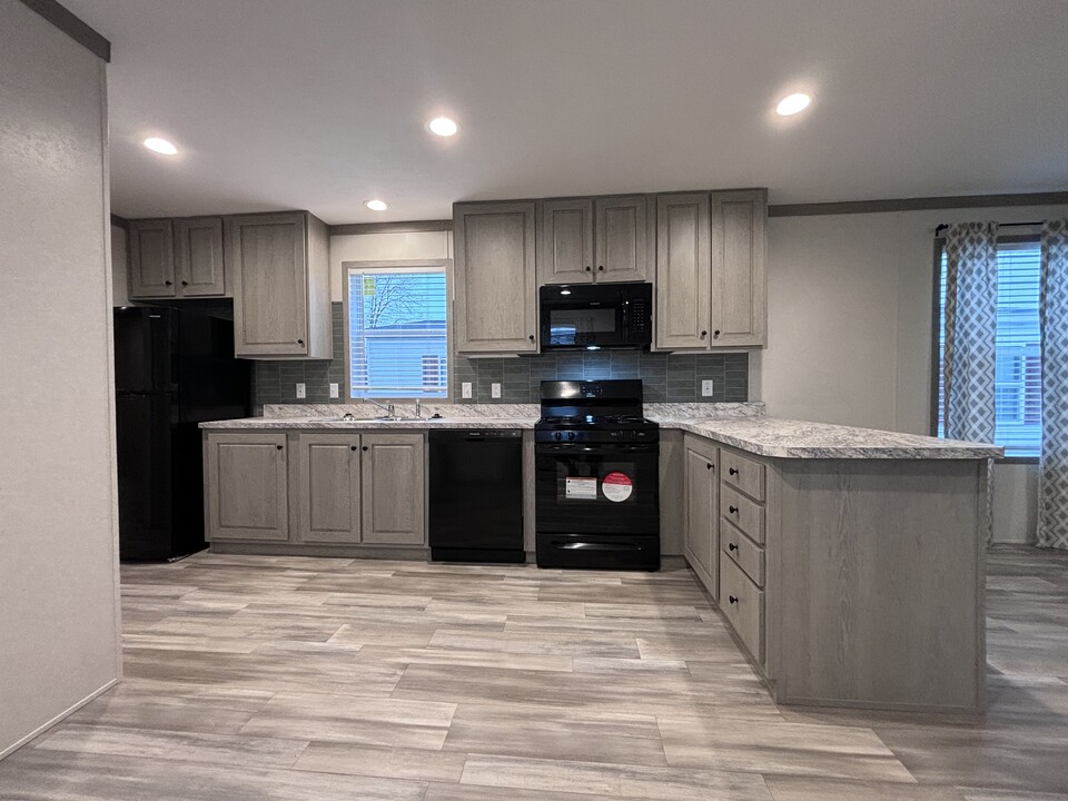 396 Sterling Dr in Dimondale, MI - Foto de edificio