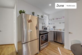 Enchanting ROOM at The Woodbine House, Unit 2 in Queens, NY - Foto de edificio - Building Photo