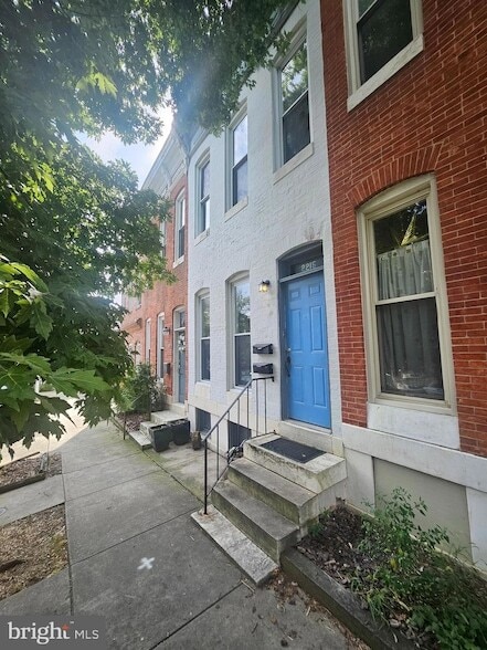 2215 E Fairmount Ave in Baltimore, MD - Foto de edificio - Building Photo