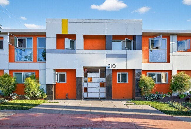 210 E 29th St in Long Beach, CA - Building Photo - Building Photo