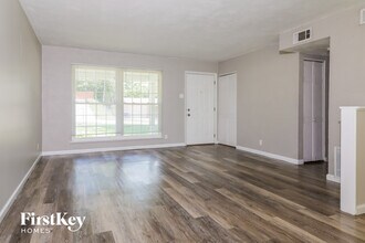 11091 Saxonhall Dr in Bridgeton, MO - Building Photo - Building Photo