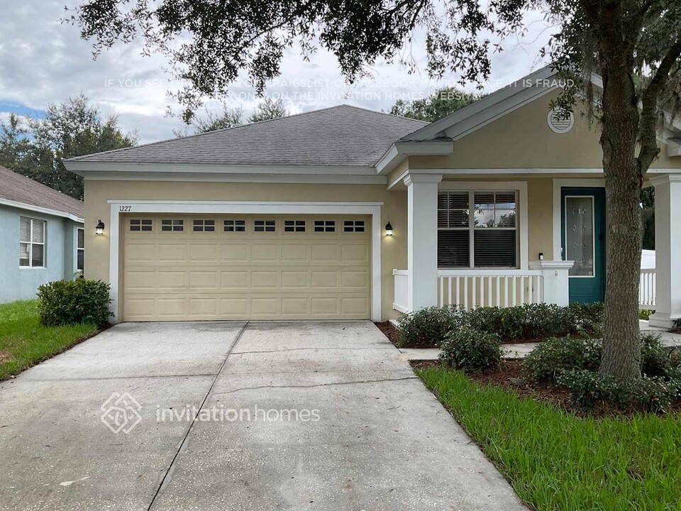 1227 Nashville Dr in Wesley Chapel, FL - Building Photo