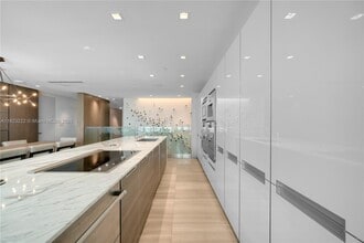 321 Ocean Dr, Unit 200 in Miami Beach, FL - Building Photo - Building Photo