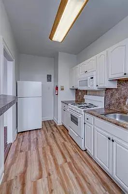 122 W 39th St in Bayonne, NJ - Building Photo