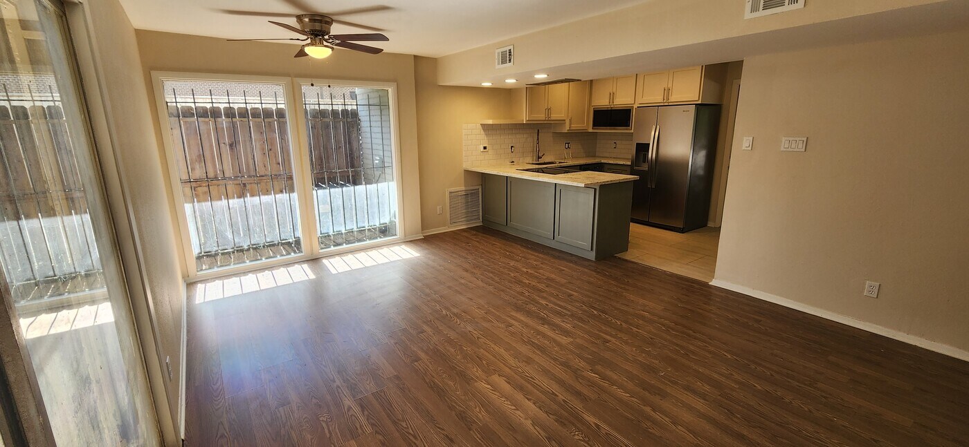 909 Silber Rd, Unit 27 in Houston, TX - Building Photo