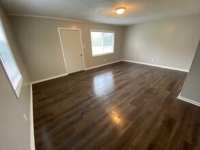 101 McKellar Ct in Greenwood, SC - Building Photo - Building Photo