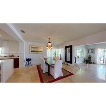 6015 Pine Tree Dr in Miami, FL - Foto de edificio - Building Photo