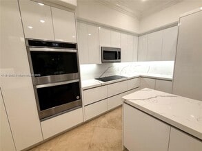 2547 Montclaire Cir in Weston, FL - Building Photo - Building Photo