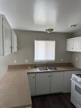 23244 Orange Ave, Unit 4 in Lake Forest, CA - Foto de edificio - Building Photo