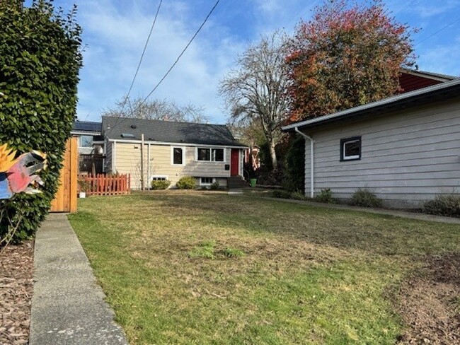 3526 SW Austin St in Seattle, WA - Building Photo - Building Photo