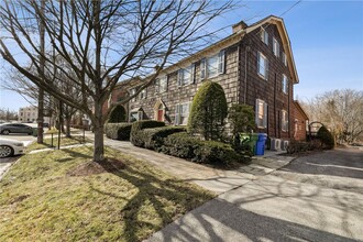 217 W Main St in Goshen, NY - Foto de edificio - Building Photo