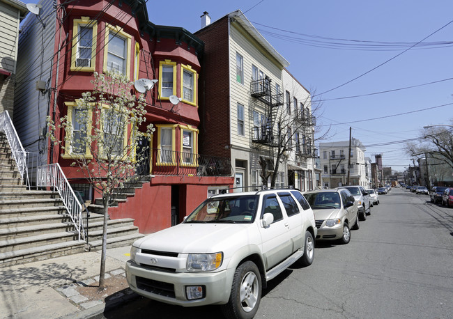 606 11th St in Union City, NJ - Foto de edificio - Building Photo