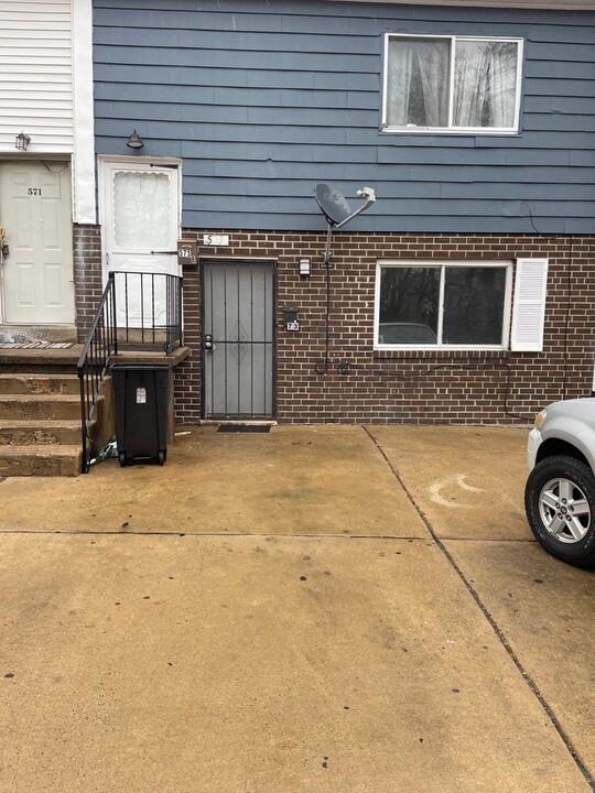 573 Allengrove St in Philadelphia, PA - Building Photo