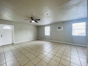 2210 Cantor Ln, Unit C in North Fort Myers, FL - Foto de edificio - Building Photo