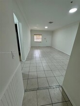 5640 NW 115th Ct in Doral, FL - Foto de edificio - Building Photo