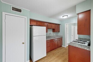 2206 Mission Hill Dr in Austin, TX - Building Photo