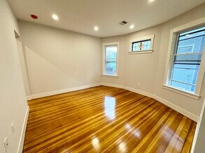 147 E Cottage St, Unit 2 in Boston, MA - Building Photo - Building Photo