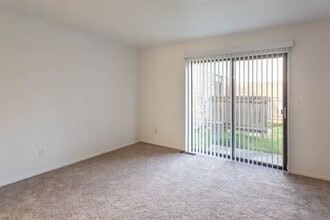 Oak Tree Village Apartments in Mt. Pleasant, MI - Foto de edificio - Building Photo