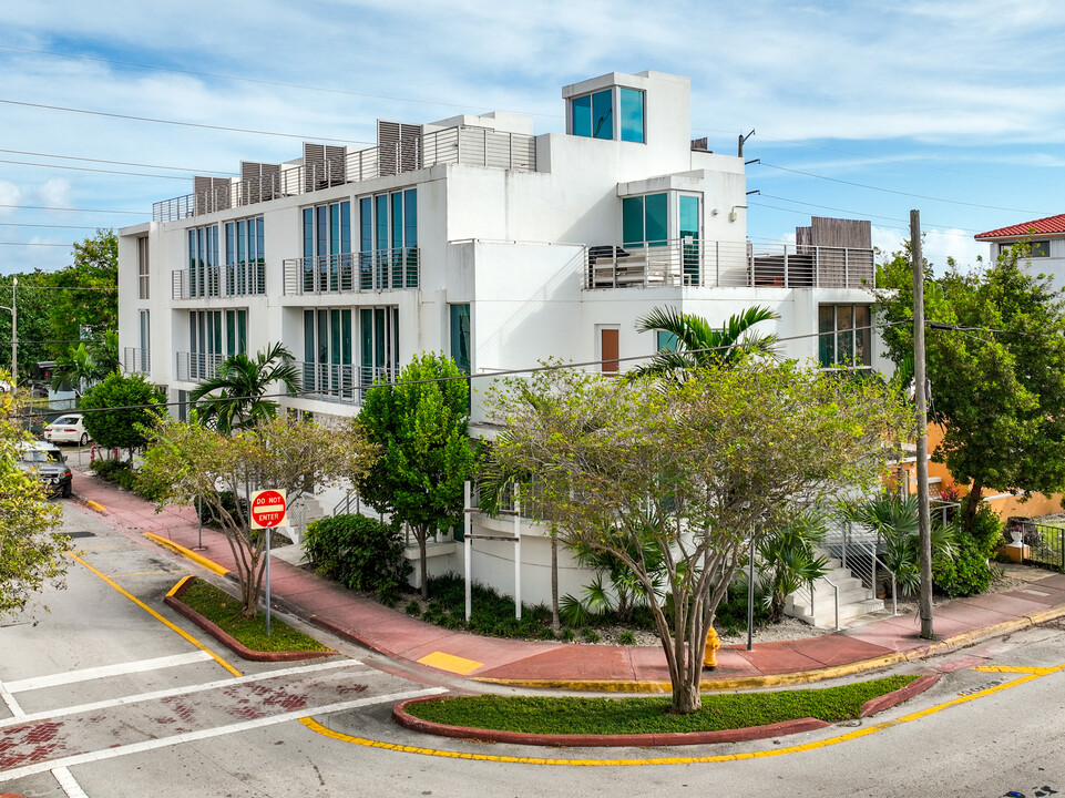 8143 Harding Ave in Miami Beach, FL - Foto de edificio