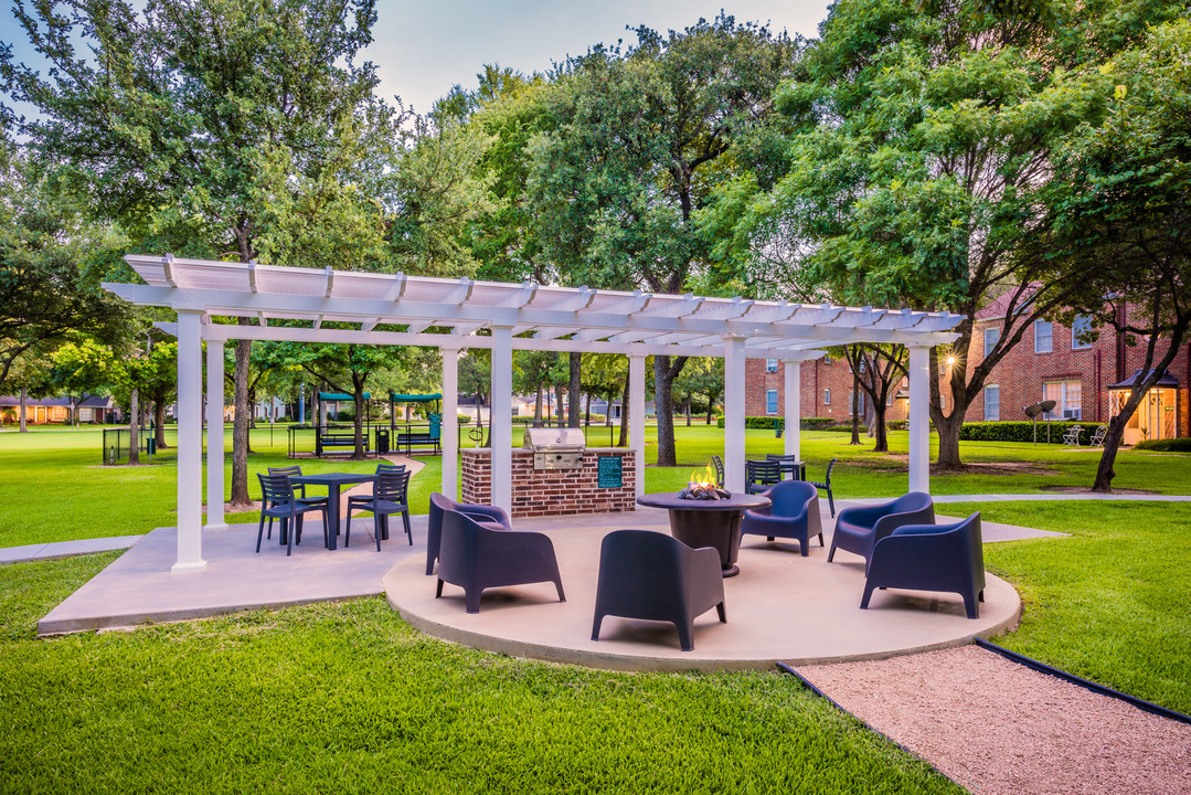 Crestwood Place Apartments in Fort Worth, TX - Building Photo