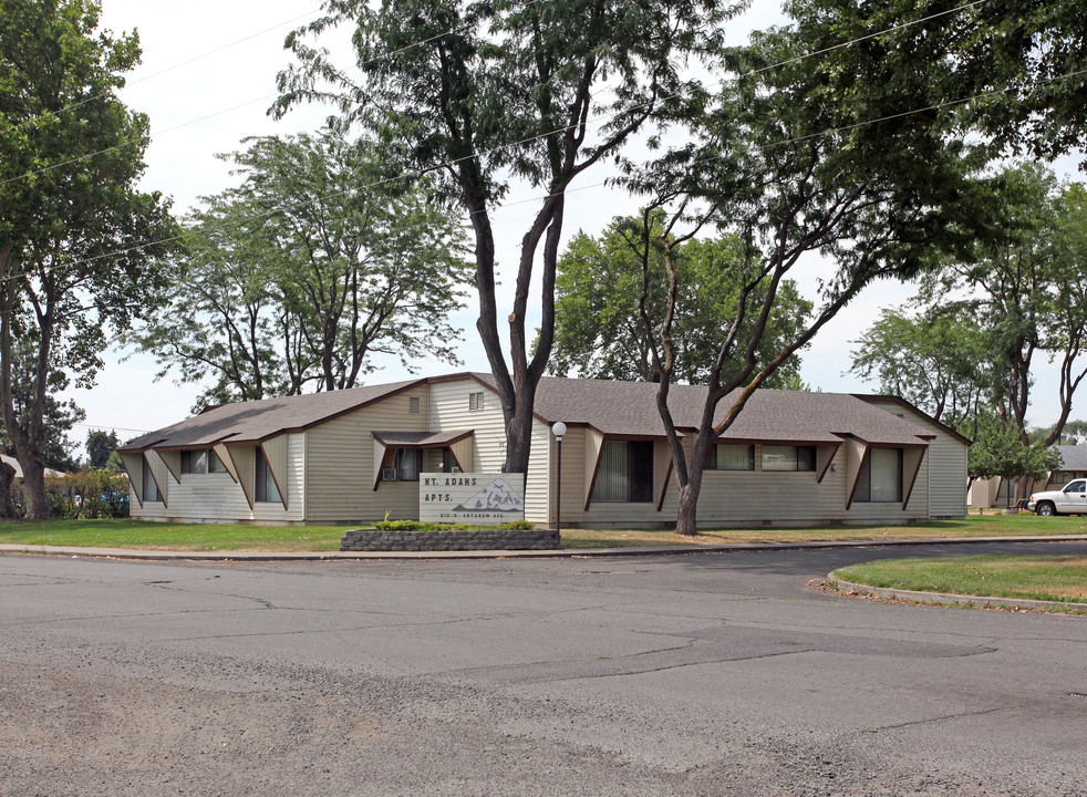 Mt. Adams Apartments in Wapato, WA - Building Photo