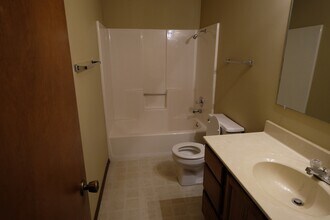 2009 Tracy Dr in Bloomington, IL - Building Photo - Building Photo