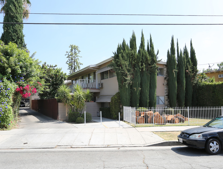 18611 Clark St in Tarzana, CA - Building Photo