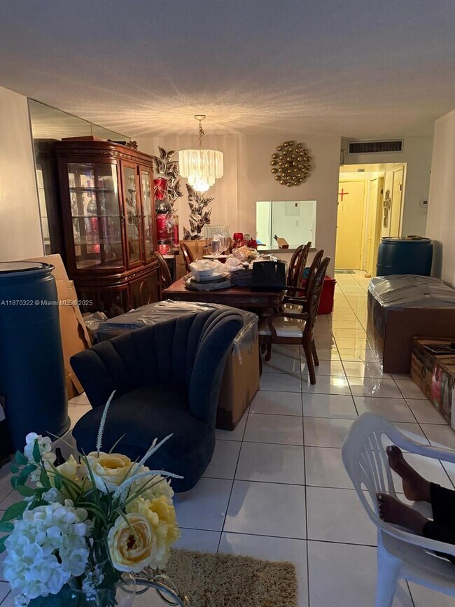 1710 NE 191st St in Miami, FL - Foto de edificio - Building Photo