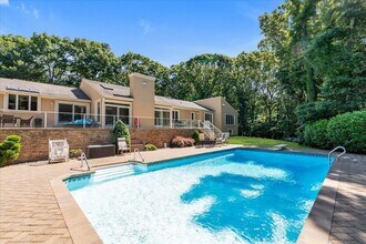 90 Rodeo Dr in Oyster Bay, NY - Building Photo - Building Photo