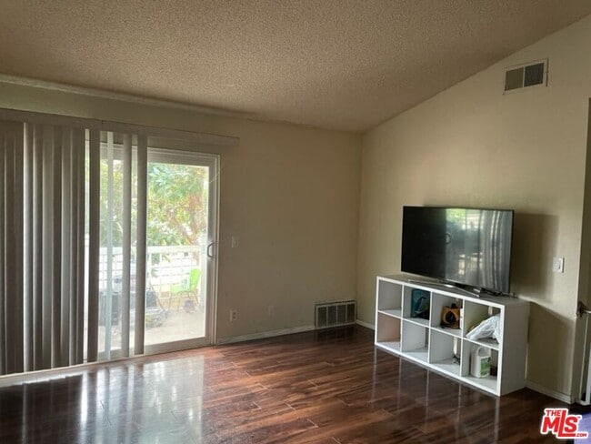 8725 Beckenham Ln in Inglewood, CA - Building Photo - Building Photo