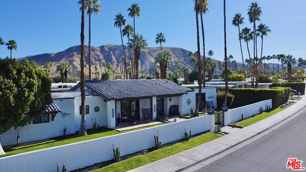 2170 S Caliente Dr in Palm Springs, CA - Foto de edificio