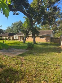 204 Huckleberry Dr in Lake Jackson, TX - Foto de edificio - Building Photo