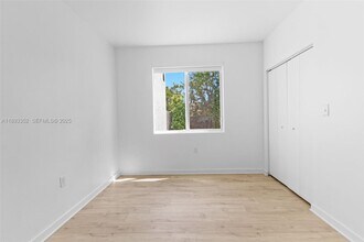 170 NW 158th St in North Miami Beach, FL - Building Photo - Building Photo