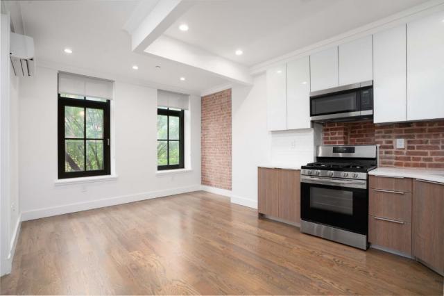 116 E 116th St in New York, NY - Building Photo