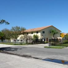 Royal Palms Apartments in Dania, FL - Building Photo - Building Photo