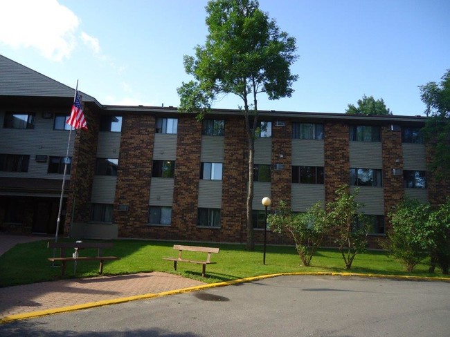 West Falls Estates in International Falls, MN - Foto de edificio - Building Photo