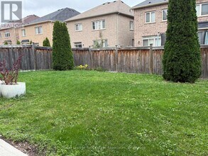 7 Lavallee Cres in Brampton, ON - Building Photo - Building Photo