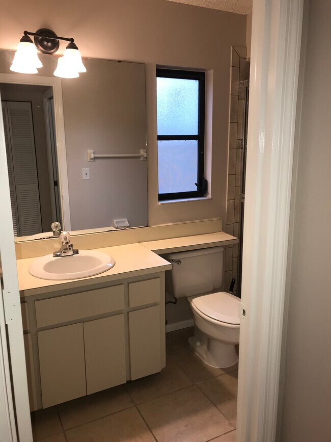 3927 Worcester Rd in Sarasota, FL - Building Photo - Building Photo