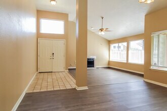 7831 Poitiers Dr in Houston, TX - Building Photo - Building Photo